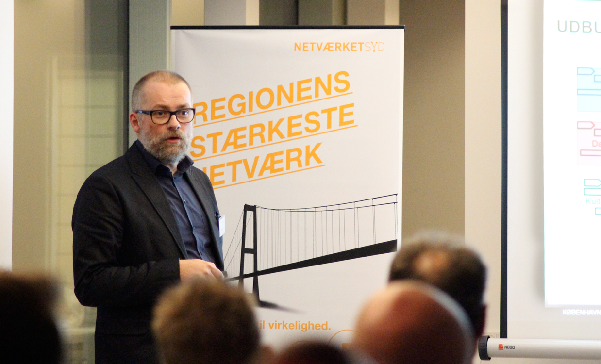 Byggechef fra Byggeri København, Rasmus Brandt fortalte om strategisk partnering i relation til byggeri af skoler, daginstitutioner, , kultur- og idrætsfaciliteter
